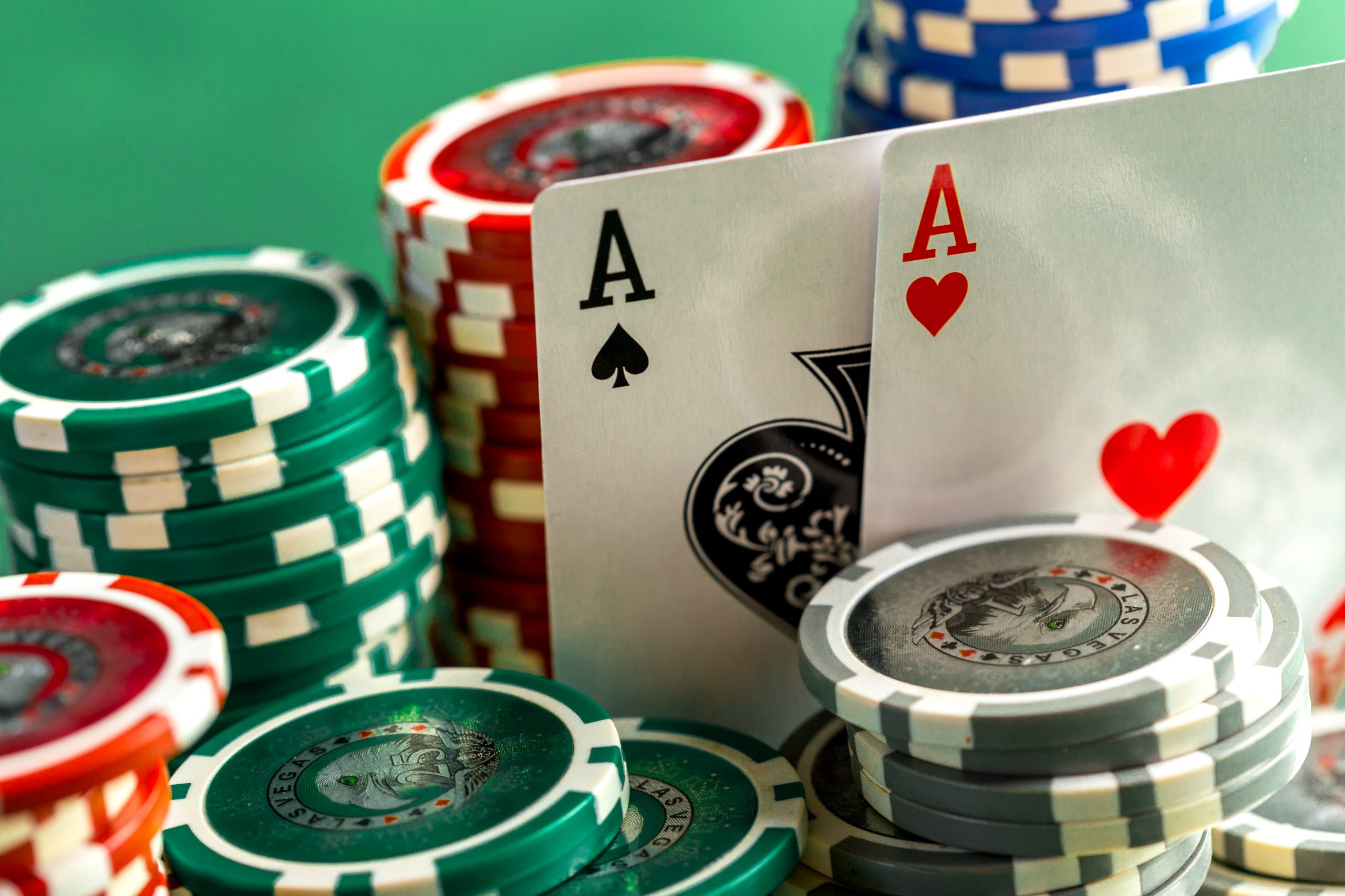 ¿Cómo elegir los mejores naipes de póquer?
